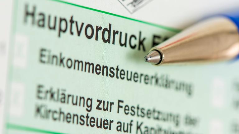 Ein Stift liegt auf dem Formular einer Steuererklärung für das Finanzamt.