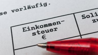 Mit einer EInkommenssteuerreform will die Bundesregierung Bürokratie abbauen und Haushalte mit geringem Einkommen entlasten.