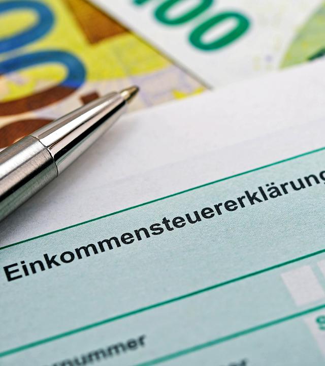 Einkommensteuererklärung mit Geldscheinen (Symbolfoto)