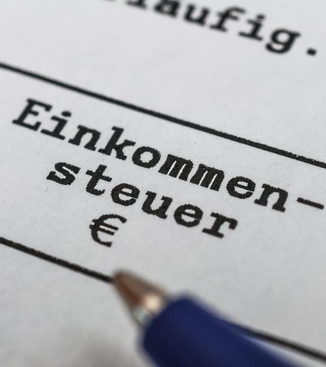 Einkommensteuererklärungsbogen mit Stift