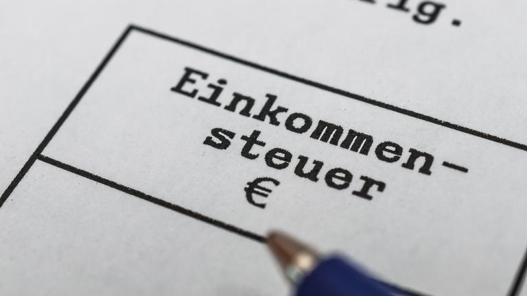 Einkommensteuererklärungsbogen mit Stift