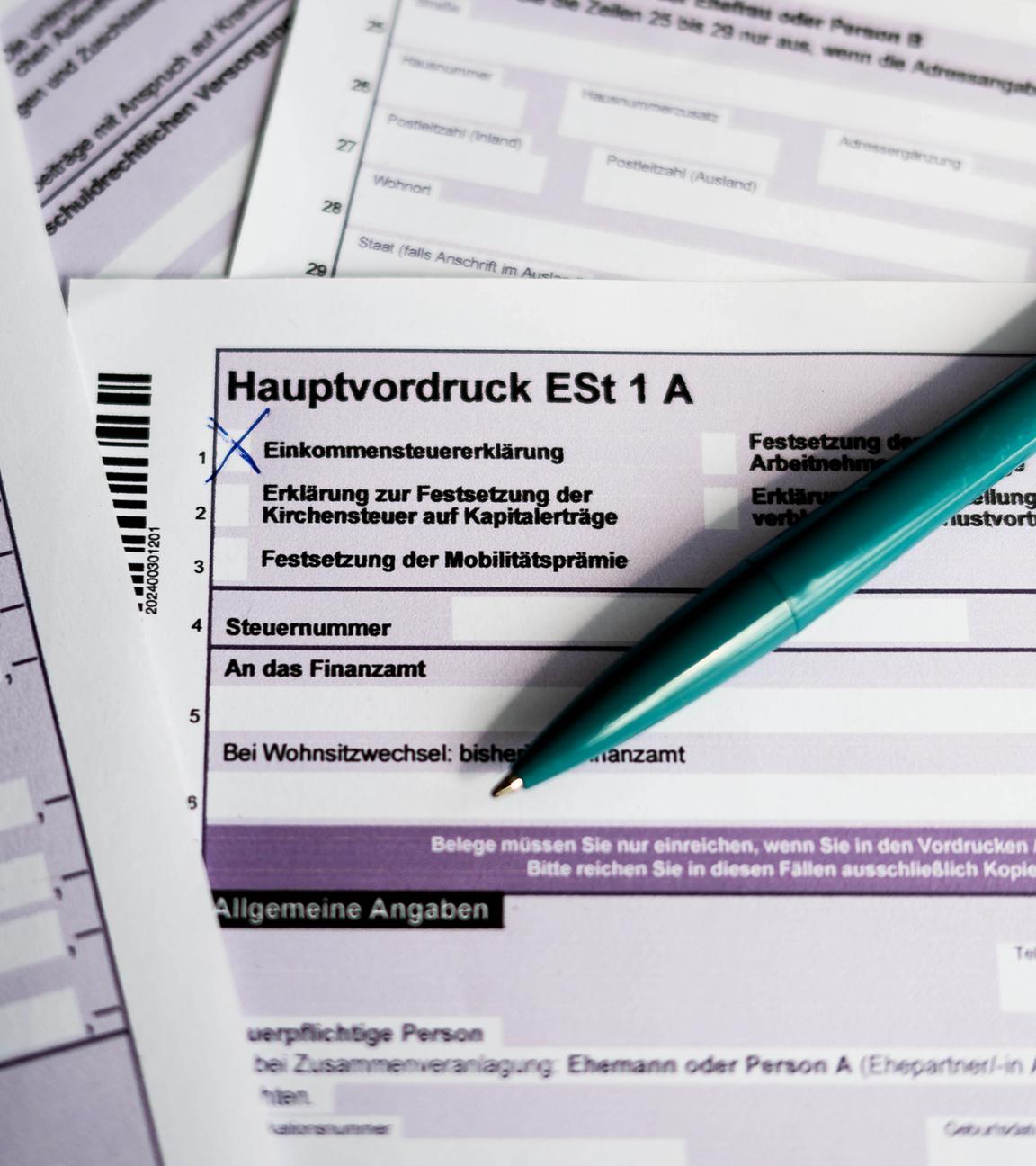 29.07.2025, Bremen: Ein Kugelschreiber liegt auf dem Hauptvordruck zur Einkommensteuererklärung ESt 1 A für das Jahr 2024. 