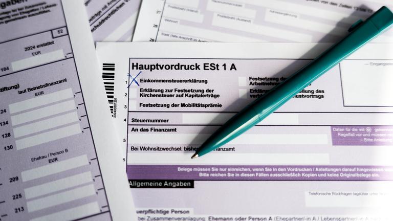 29.07.2025, Bremen: Ein Kugelschreiber liegt auf dem Hauptvordruck zur Einkommensteuererklärung ESt 1 A für das Jahr 2024. 