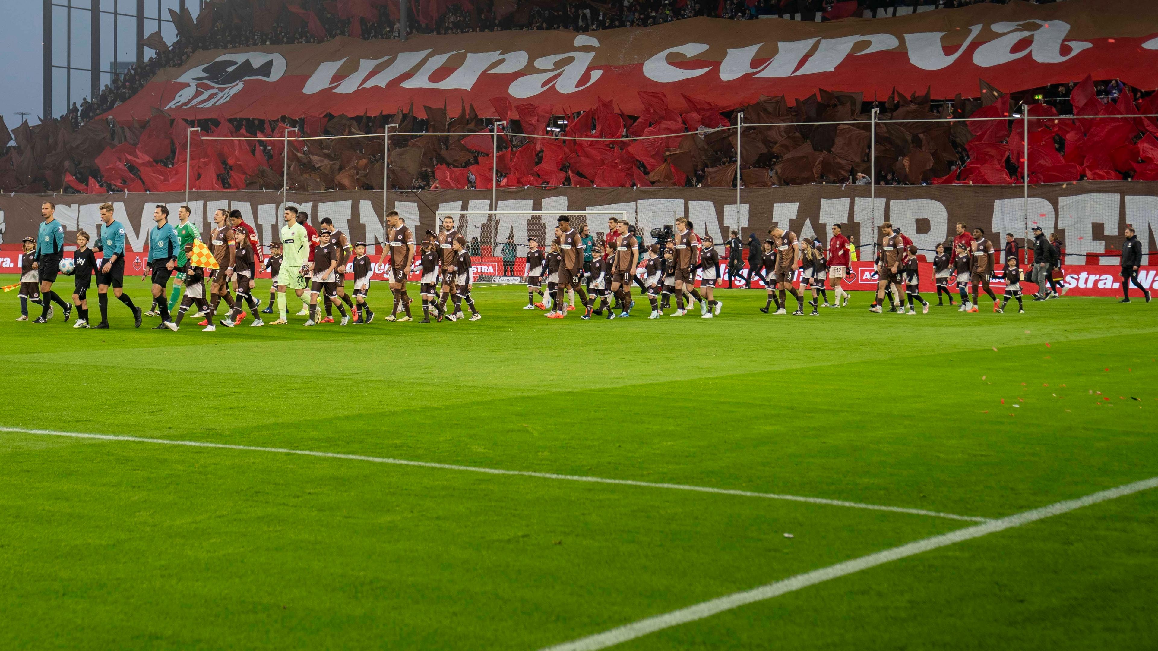Das Einlaufen beider Mannschaften im Bundesliga-Spiel FC St. Pauli - FC Bayern München am 09.11.2024