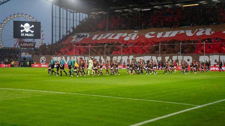 Das Einlaufen beider Mannschaften im Bundesliga-Spiel FC St. Pauli - FC Bayern München am 09.11.2024