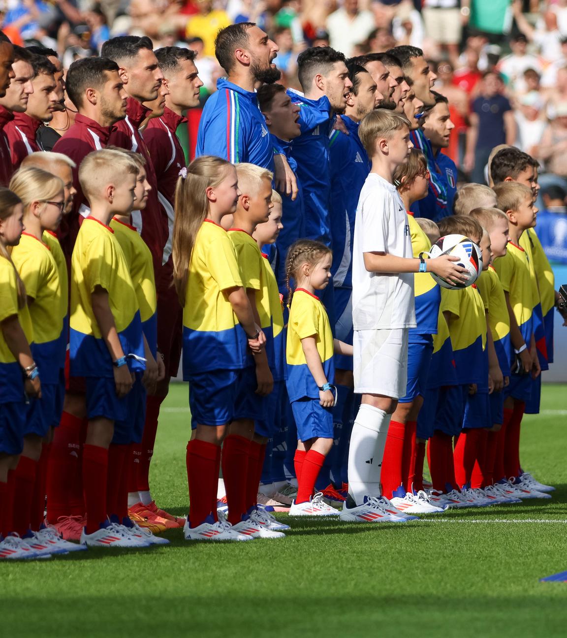 Team Schweiz und Italien vor dem Anpfiff mit Einlaufkindern. Schweiz - Italien am 29. Juni 2024