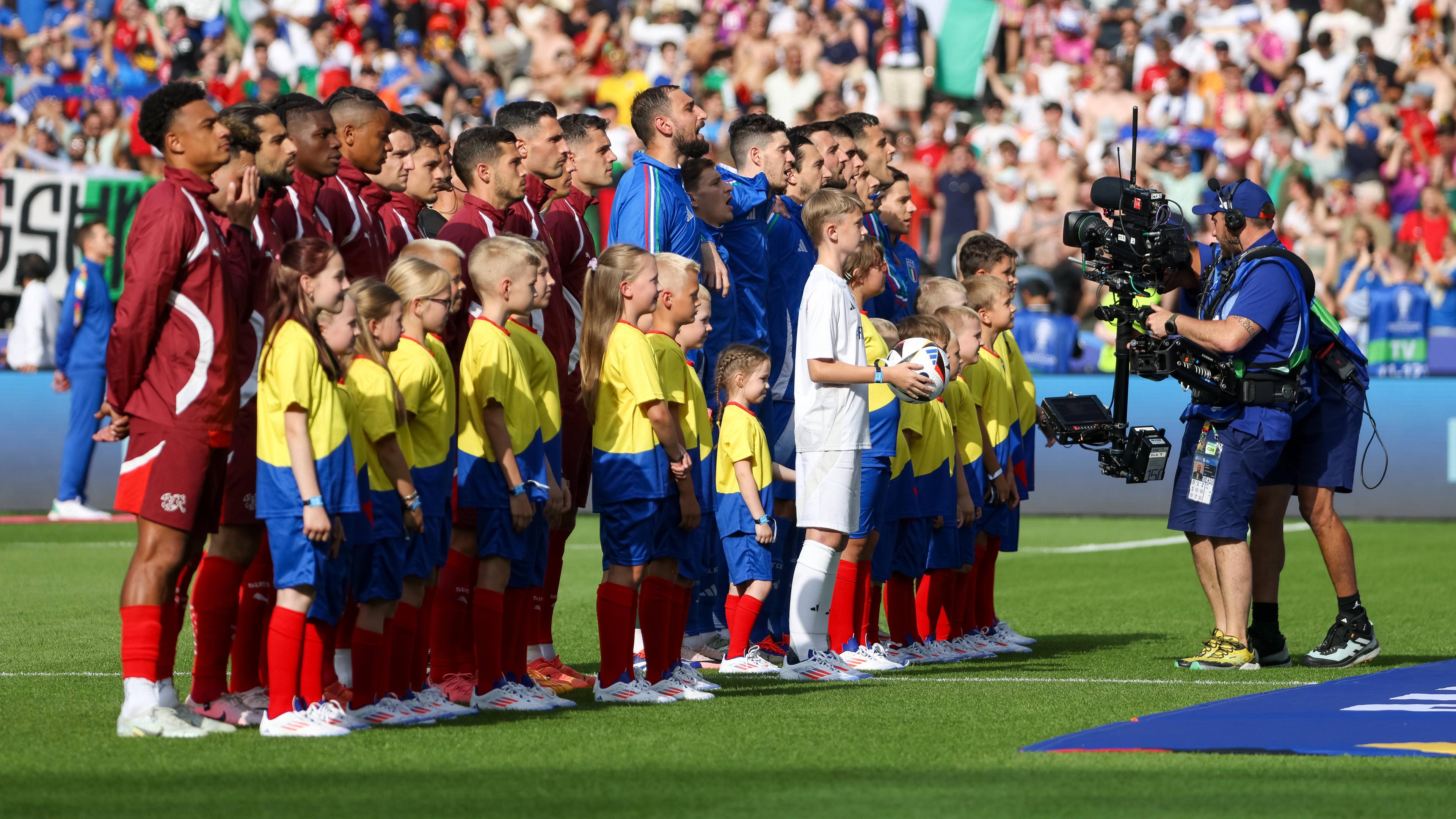 Team Schweiz und Italien vor dem Anpfiff mit Einlaufkindern. Schweiz - Italien am 29. Juni 2024