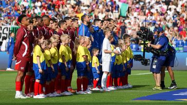 Team Schweiz und Italien vor dem Anpfiff mit Einlaufkindern. Schweiz - Italien am 29. Juni 2024