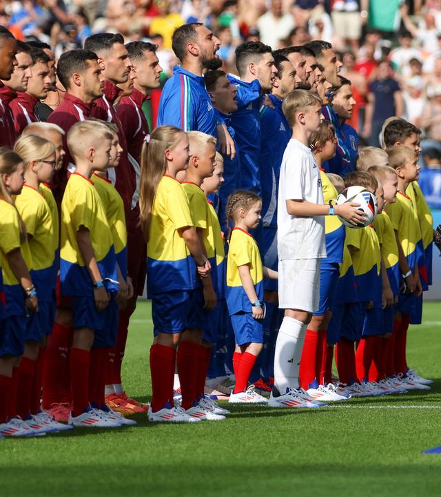 Team Schweiz und Italien vor dem Anpfiff mit Einlaufkindern. Schweiz - Italien am 29. Juni 2024