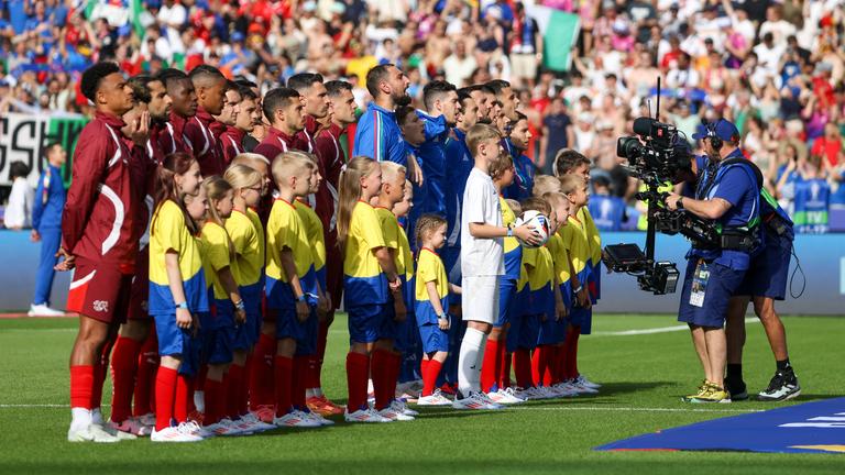 Team Schweiz und Italien vor dem Anpfiff mit Einlaufkindern. Schweiz - Italien am 29. Juni 2024