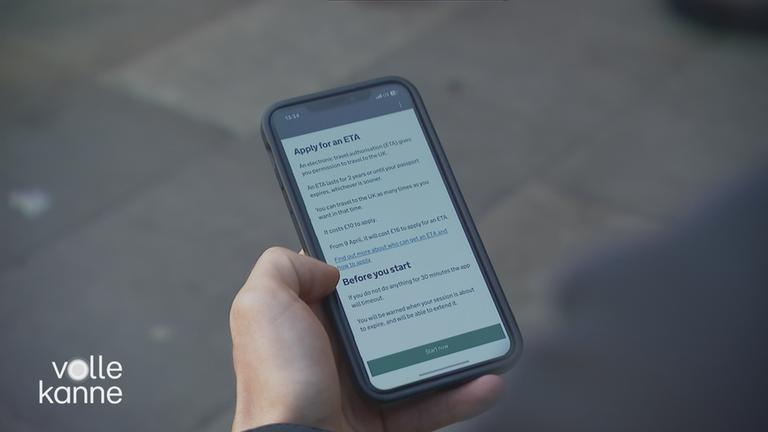 Handy-Display in der Hand
