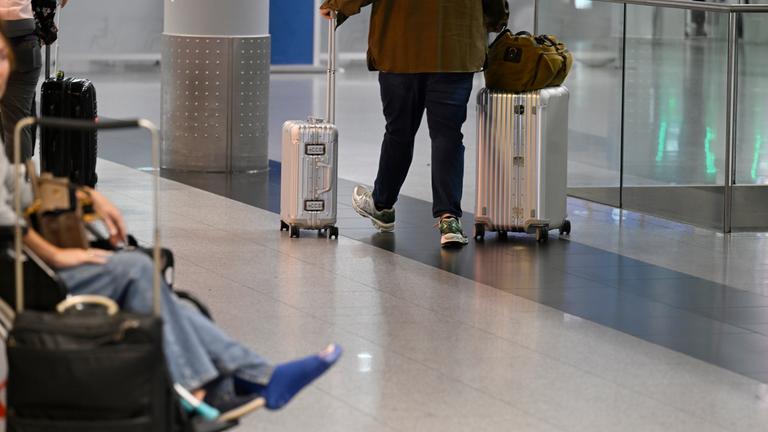 Kroatien, Stara Gradiska: Ein Polizist leitet den Verkehr am Grenzübergang Stara Gradiska zwischen Kroatien und Bosnien und Herzegowina.