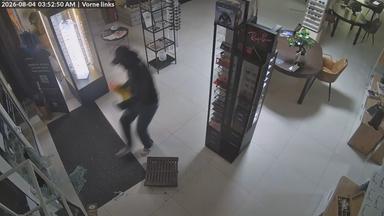 Überwachungsaufnahme auf der Mann den Täter fliehen sieht, der Gullydeckel liegt auf dem Boden