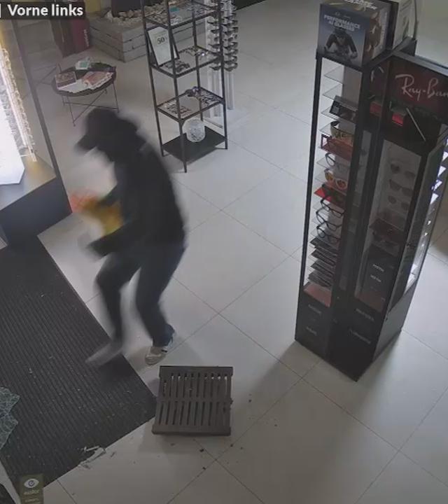 Überwachungsaufnahme auf der Mann den Täter fliehen sieht, der Gullydeckel liegt auf dem Boden