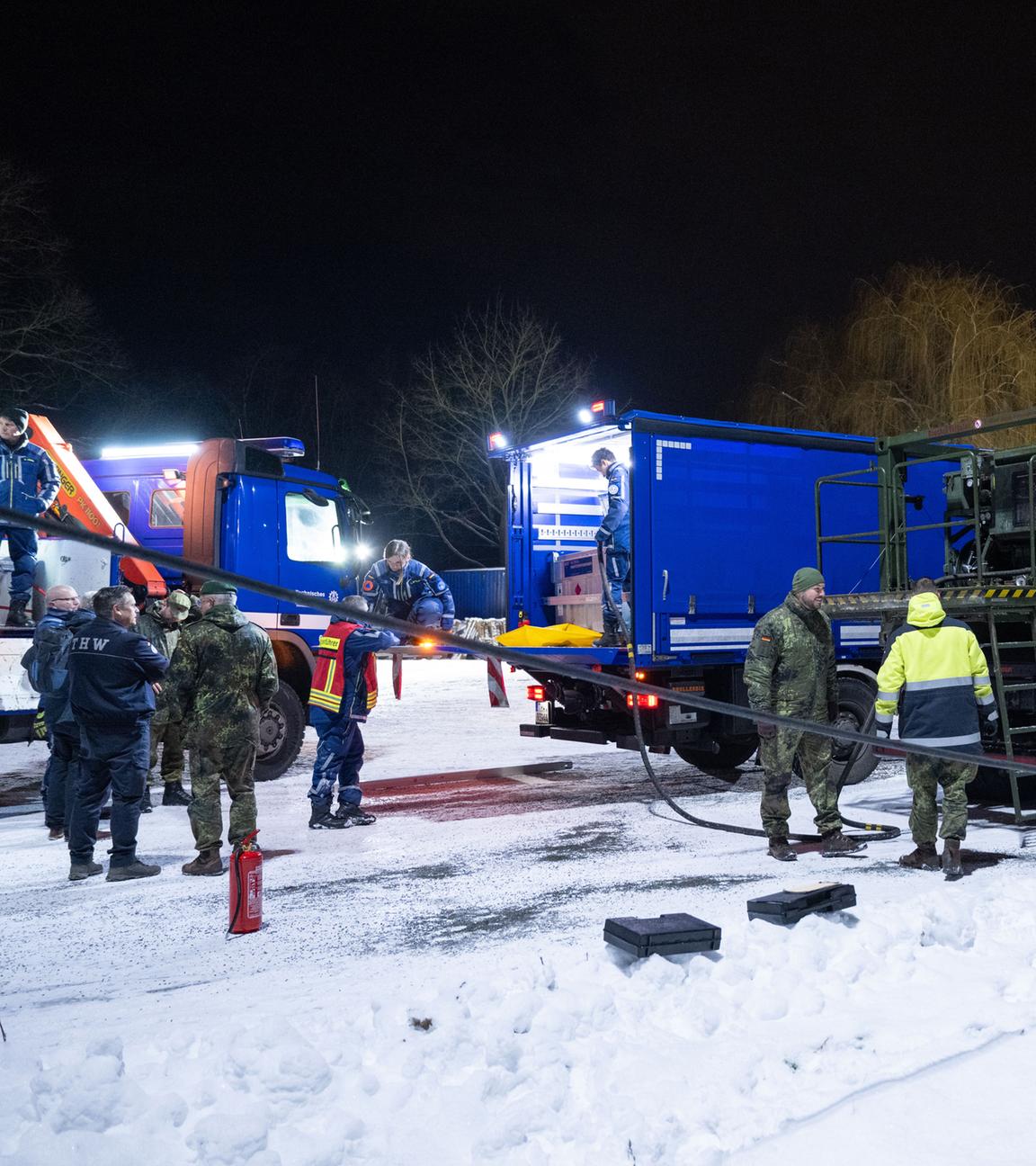 Ein Kraftstoffcontainer vom Technischen Hilfswerk THW wird auf einem Betriebshof vom THW von einem Tankwagen der Bundeswehr, am 05.01.2026 in Berlin, getankt.