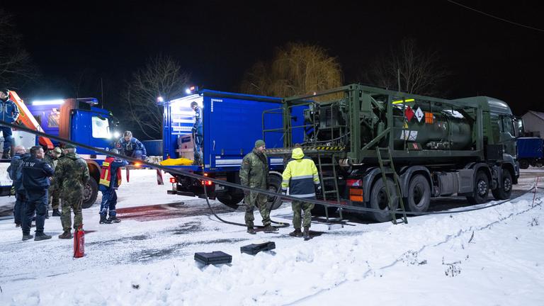 Ein Kraftstoffcontainer vom Technischen Hilfswerk THW wird auf einem Betriebshof vom THW von einem Tankwagen der Bundeswehr, am 05.01.2026 in Berlin, getankt.