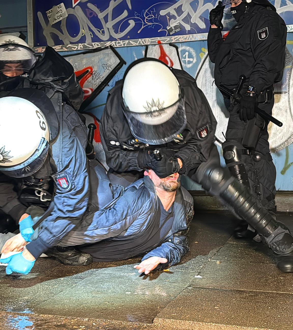 Einsatzkräfte der Polizei nehmen in der Silvesternacht eine Person im Hamburger Stadtteil Steilshoop in Gewahrsam. 