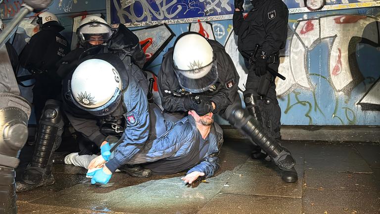 Einsatzkräfte der Polizei nehmen in der Silvesternacht eine Person im Hamburger Stadtteil Steilshoop in Gewahrsam. 