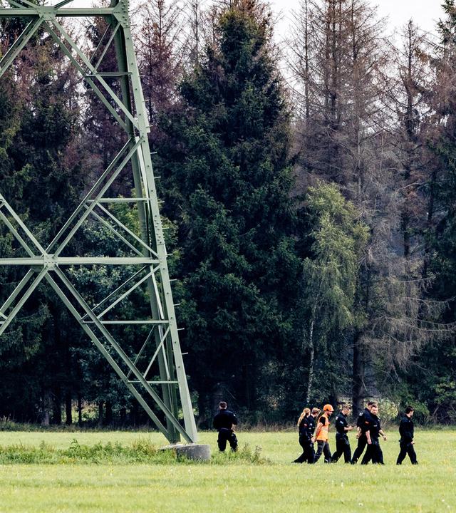 Einsatzkräfte einer Polizeihundertschaft durchsuchen am 03.09.2026 weiterhin den Bereich um die Höchstspannungsleitungen im Gebiet um das Umspannwerk Turnow-Preilack und das Kraftwerk Jänschwalde. 