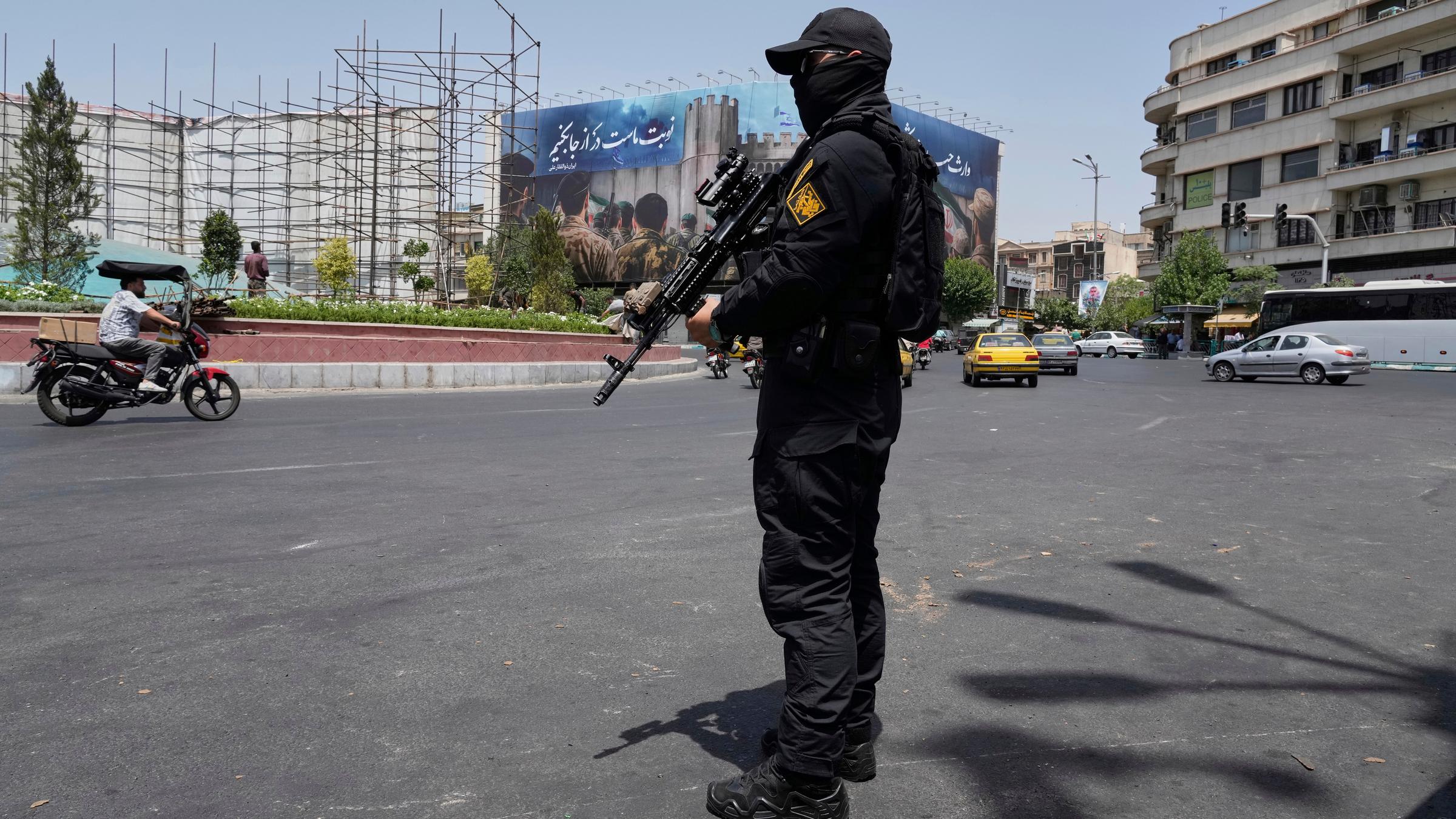 Ein Mitglied der iranischen Revolutionsgarden steht auf dem Platz der Islamischen Revolution (Enghelab-e-Eslami) im Zentrum von Teheran, Iran, Wache. 