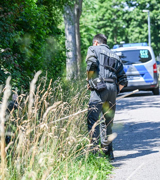 Einsatzkräfte der Polizei bei der Suche nach einem vermissten Kleinkind im Einsatz am 19.06.2026 in Renningen, Baden-Württemberg.