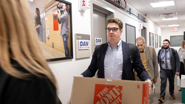 Archiv: Mitglieder des Pentagon-Pressekorps gehen an der Sendekabine von One America News vorbei, während sie sich darauf vorbereiten, ihre Presseausweise abzugeben und das Pentagon zu verlassen. 