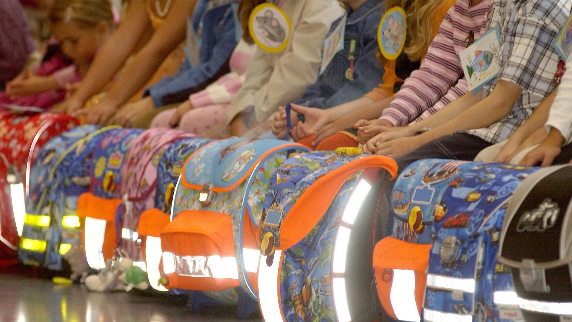 Schulanfänger mit ihren Schulranzen bei der Einschulung