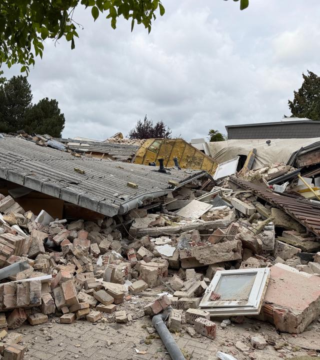 Nach einem lauten Knall ist die Kita am Schachtweg in Wolfsburg teilweise eingestürzt. 