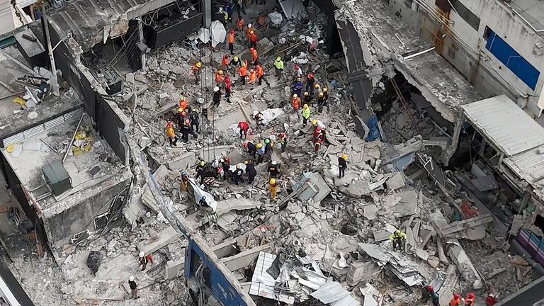 Rettungsteams im Nachtclub Jet Set in Santo Domingo einen Tag nach dem Dacheinsturz am 09.042025