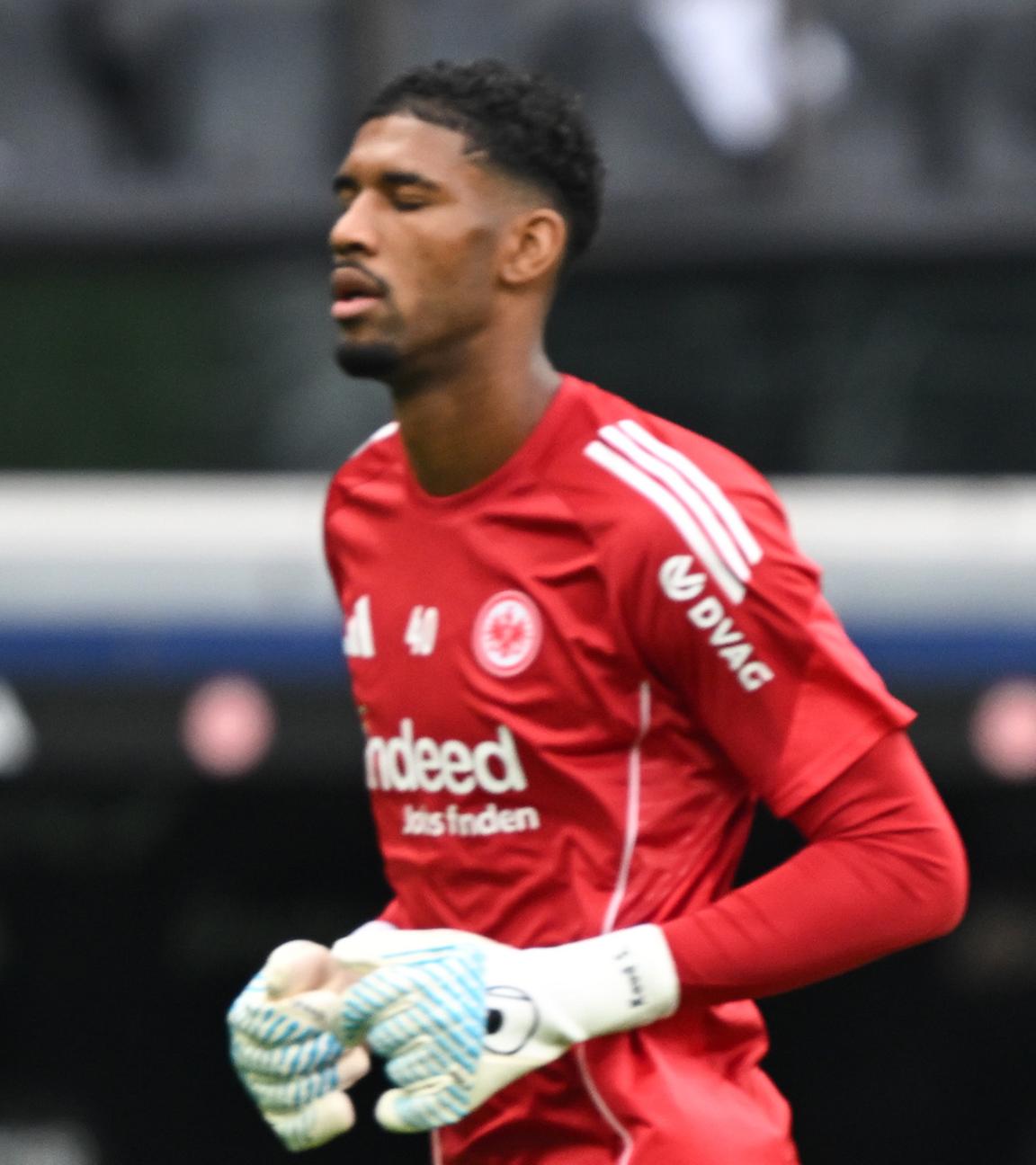 Die beiden Torhüter Kauã Santos (Eintracht Frankfurt, l) und Michael Zetterer (Eintracht Frankfurt) kommen zum Aufwärmen auf den Platz