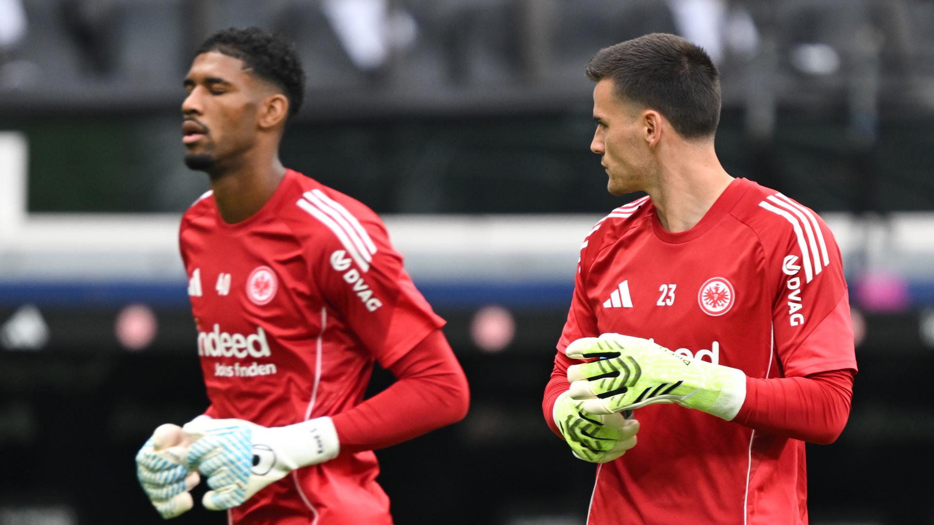 Die beiden Torhüter Kauã Santos (Eintracht Frankfurt, l) und Michael Zetterer (Eintracht Frankfurt) kommen zum Aufwärmen auf den Platz