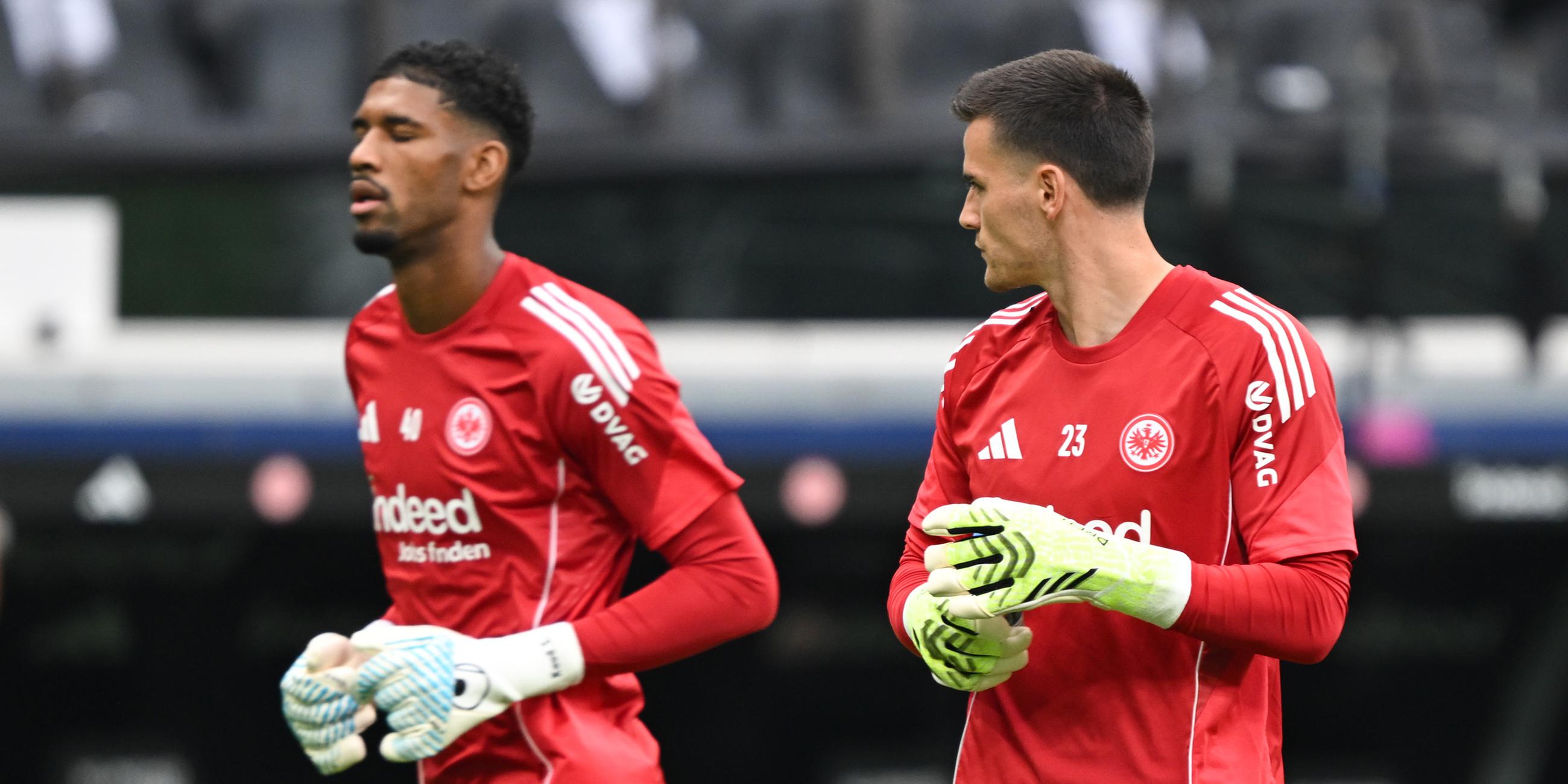 Die beiden Torhüter Kauã Santos (Eintracht Frankfurt, l) und Michael Zetterer (Eintracht Frankfurt) kommen zum Aufwärmen auf den Platz