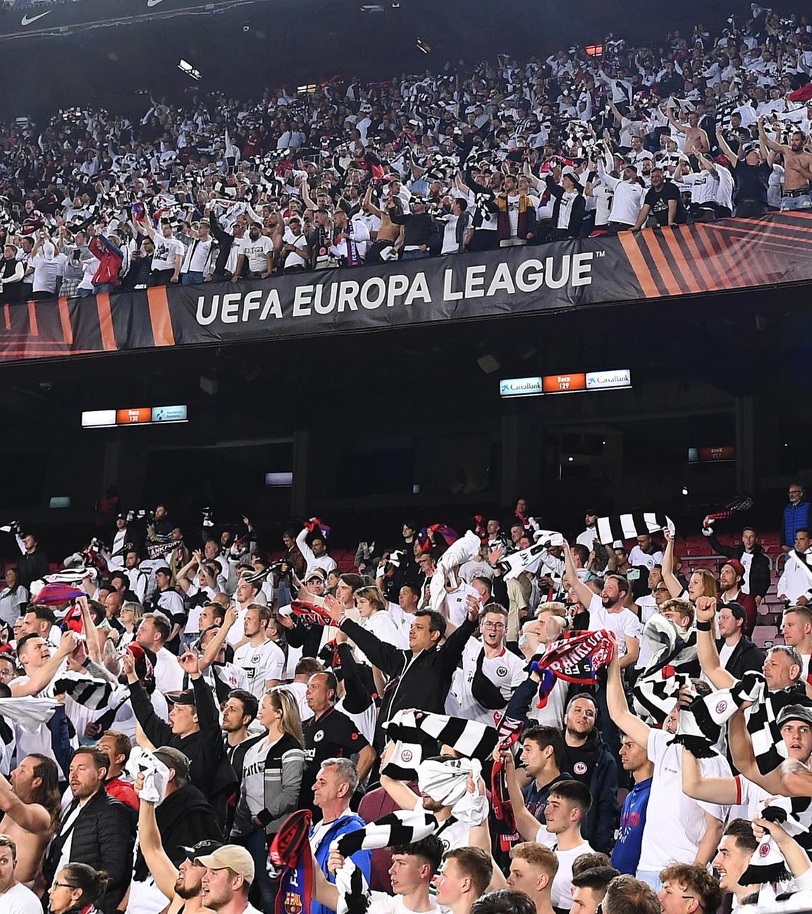Fans von Eintracht Frankfurt feiern den Sieg im Europa-League-Viertelfinale gegen den FC Barcelona im Camp Nou, Barcelona, 14. April 2022.