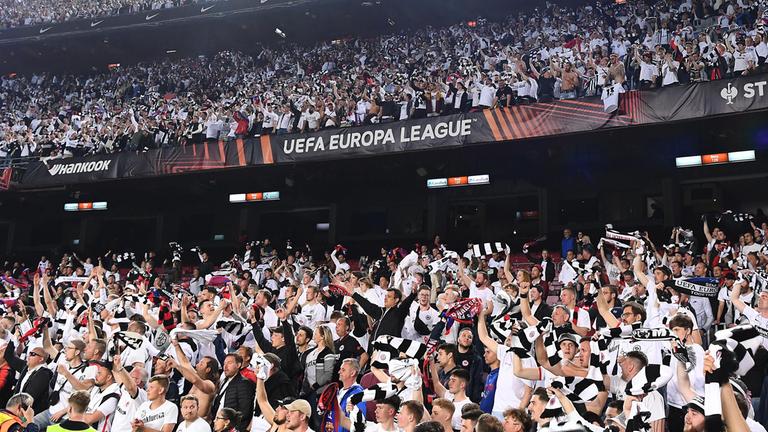 Fans von Eintracht Frankfurt feiern den Sieg im Europa-League-Viertelfinale gegen den FC Barcelona im Camp Nou, Barcelona, 14. April 2022.