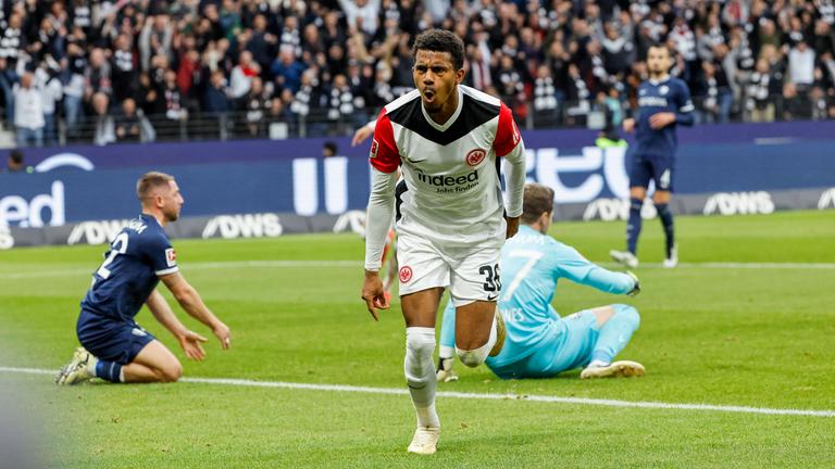 Torjubel bei Ansgar Knauff nach seinem Tor zum 3:0.