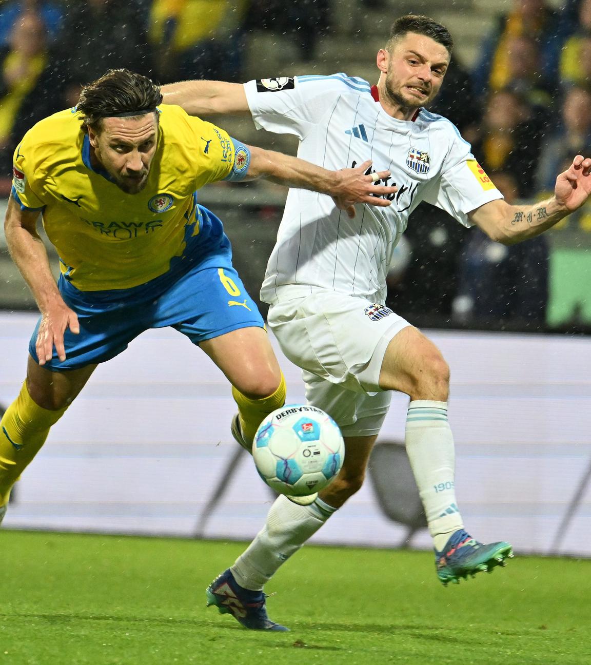 2. Bundesliga - Relegation, Eintracht Braunschweig - 1. FC Saarbrücken, Rückspiel: Ermin Bicakcic (links) bedrängt den Saarbnrücker Maurice Multhaup.