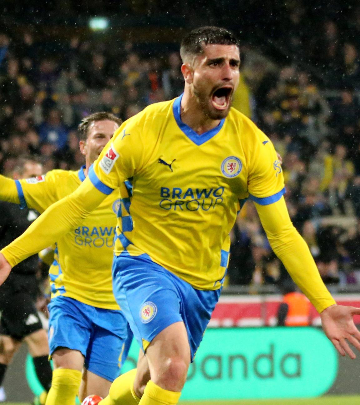2. Bundesliga - Relegation, Eintracht Braunschweig - 1. FC Saarbrücken, Rückspiel:  Fabio Di Michele Sanchez (Braunschweig) bejubelt sein Tor zum 1:2