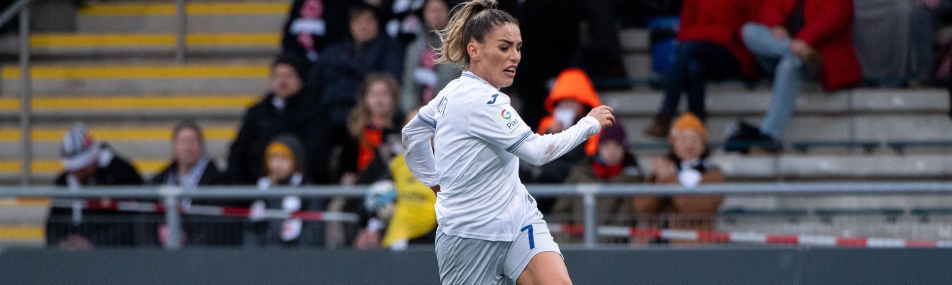 Frauen-Bundesliga, 9. Spieltag, Saison 2023/2024, Eintracht Frankfurt - TSG 1899 Hoffenheim: Ereleta Memeti (TSG Hoffenheim/rechts) im Zweikampf mit Geraldine Reuteler (Eintracht Frankfurt, )