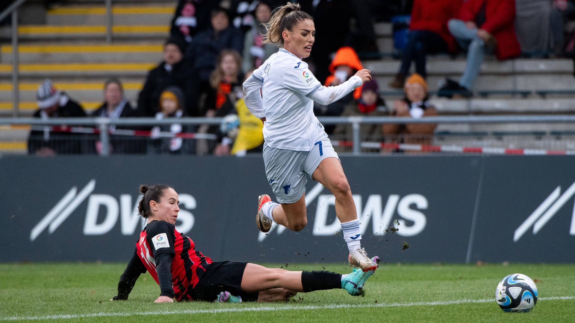 Frauen-Bundesliga, 9. Spieltag, Saison 2023/2024, Eintracht Frankfurt - TSG 1899 Hoffenheim: Ereleta Memeti (TSG Hoffenheim/rechts) im Zweikampf mit Geraldine Reuteler (Eintracht Frankfurt, )