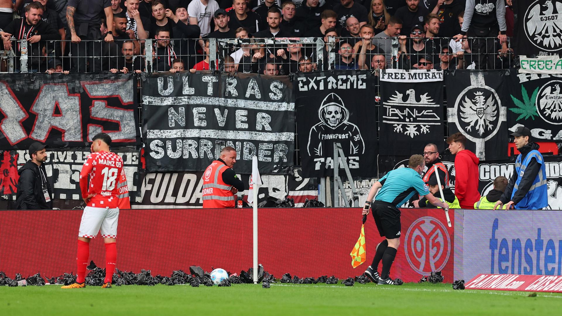 Fußball-Bundesliga, 1. FSV Mainz 05 - Eintracht Frankfurt: Nadiem Amiri zögert, den Eckball auszuführen, weil Eintracht-Fans Papierkugeln aufs Feld geworfen hatten. Rechts wirft der Schiedsrichterassistent wirft eine Stange über die Bande