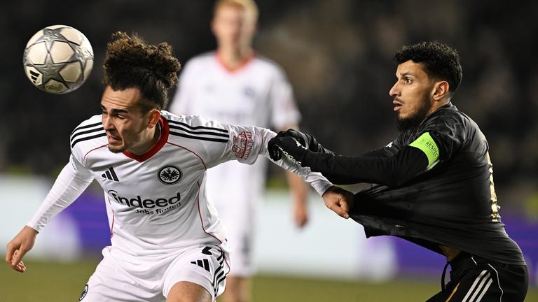 Abdellah Zoubir (rechts 7 FK Karabach Agdam) und Arthur Theate ziehen sich gegenseitig am Trikot
