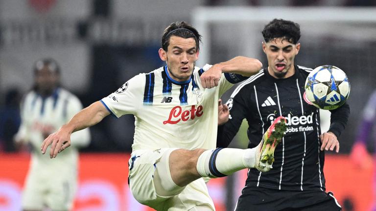 Marten de Roon (Atalanta) and Fares Chaibi (Eintracht Frankfurt) kämpfen. 