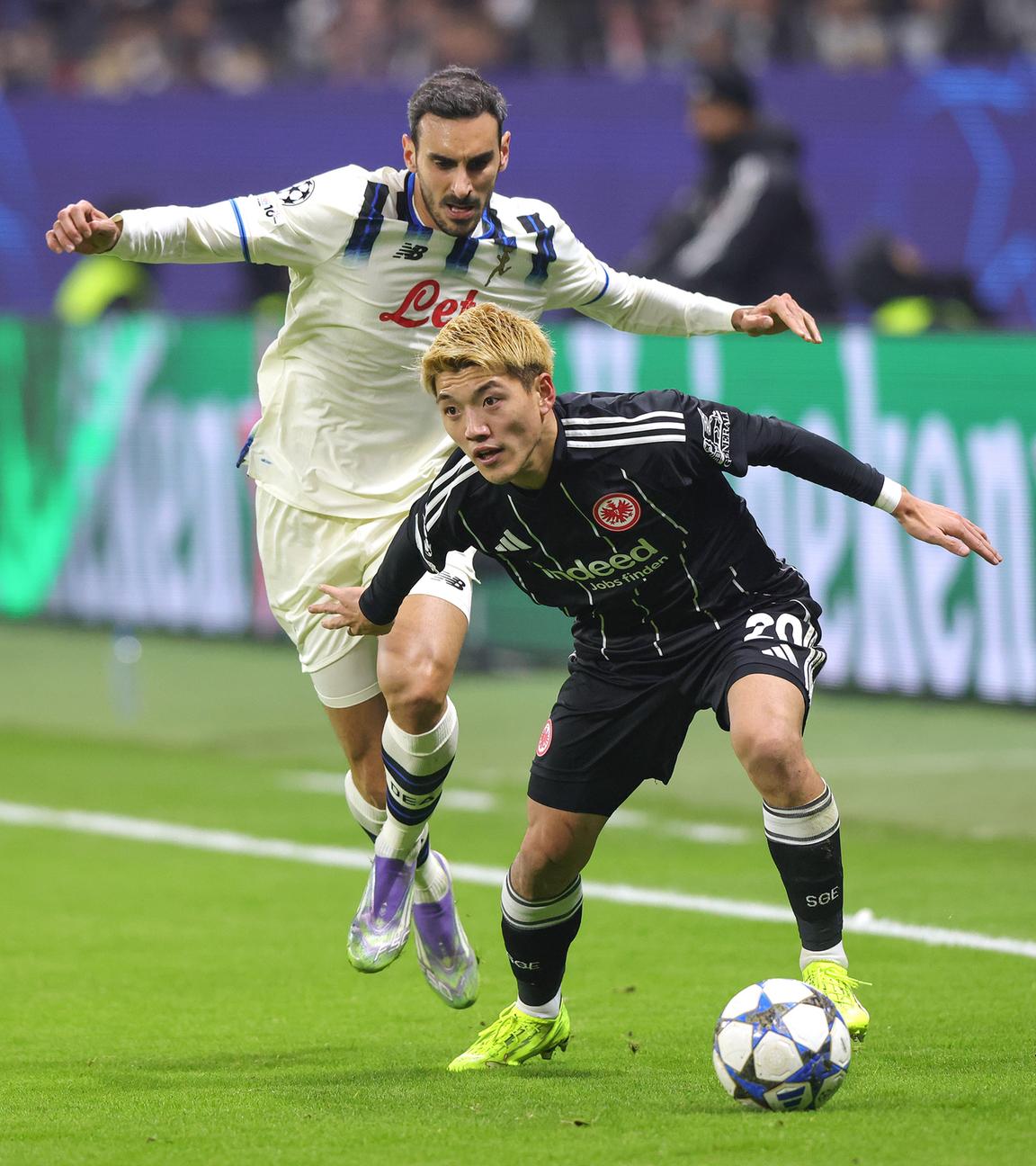 Ritsu Doan (Eintracht Frankfurt) und Davide Zappacosta (Atalanta Bergamo) kämpfen. 