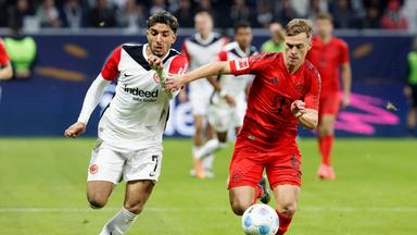 Laufduell zwischen Omar Marmoush (Eintracht) l. und Joshua Kimmich (Bayern Muenchen).