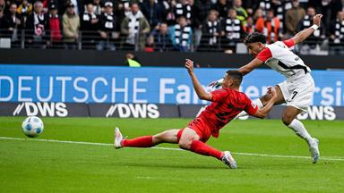 Das Tor zum 1:1: Torschütze Omar Marmoush (Eintracht Frankfurt) gegen Raphael Guerreiro (Bayern Muenchen).