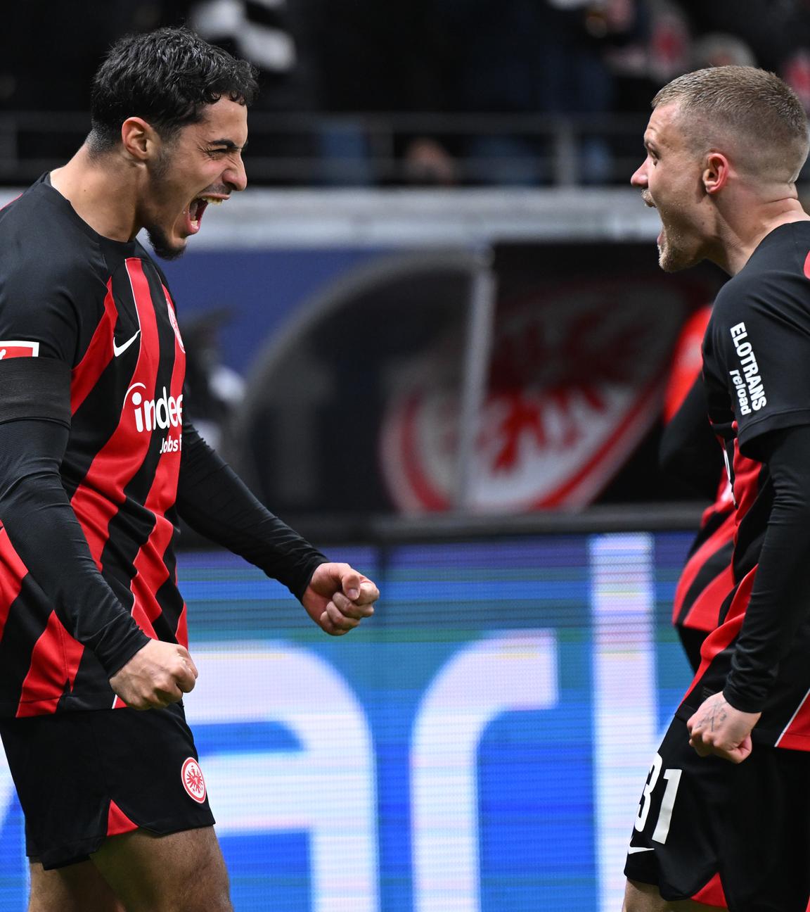 Farès Chaibi feiert mit Frankfurts Philipp Max ein Tor