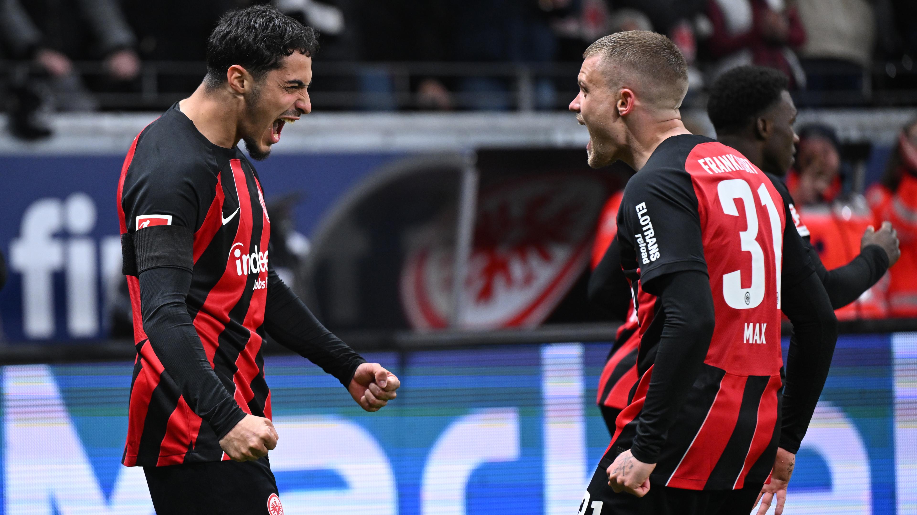 Farès Chaibi feiert mit Frankfurts Philipp Max ein Tor