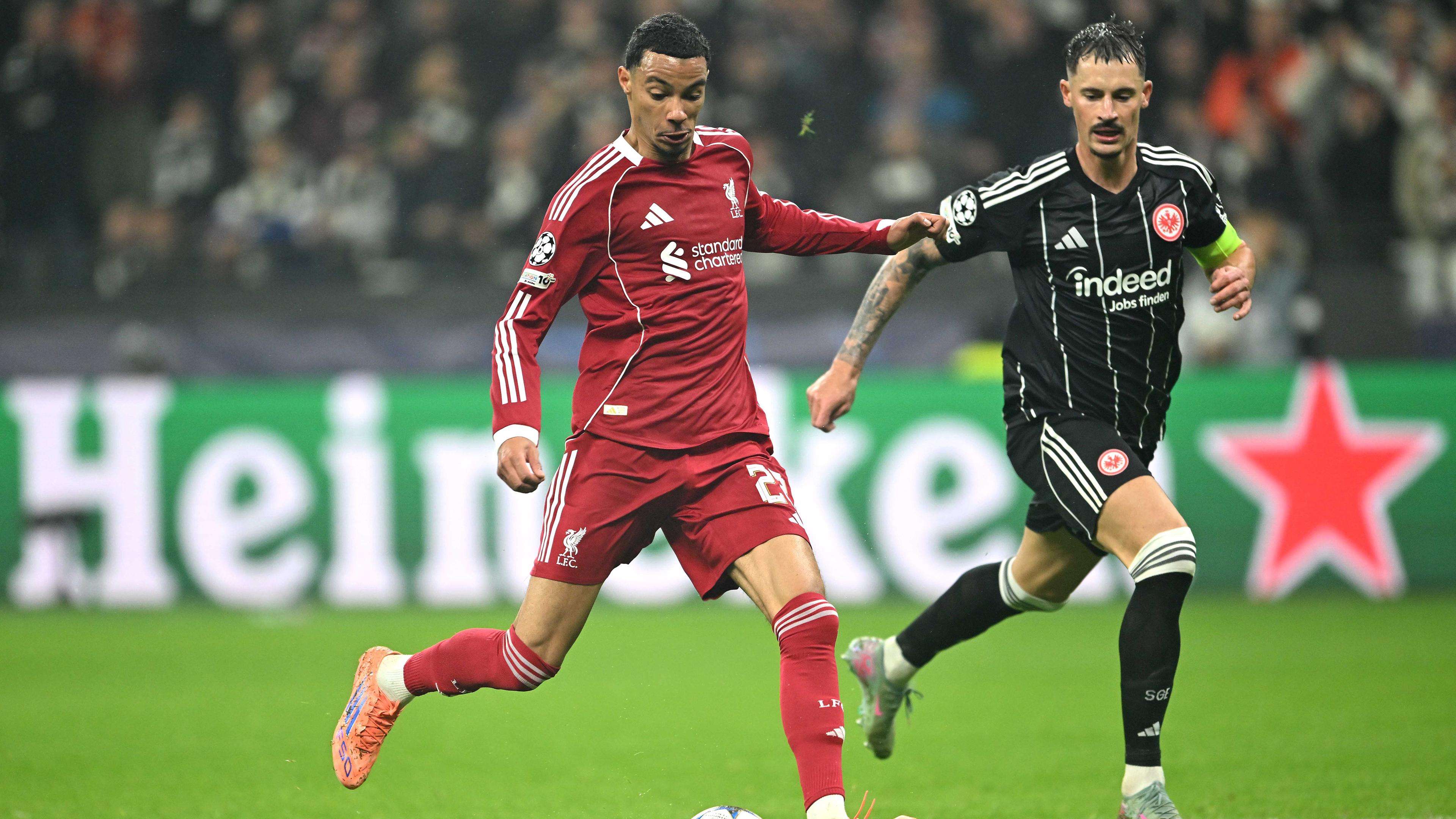 Eintracht Frankfurt spielt gegen den FC Liverpool.
