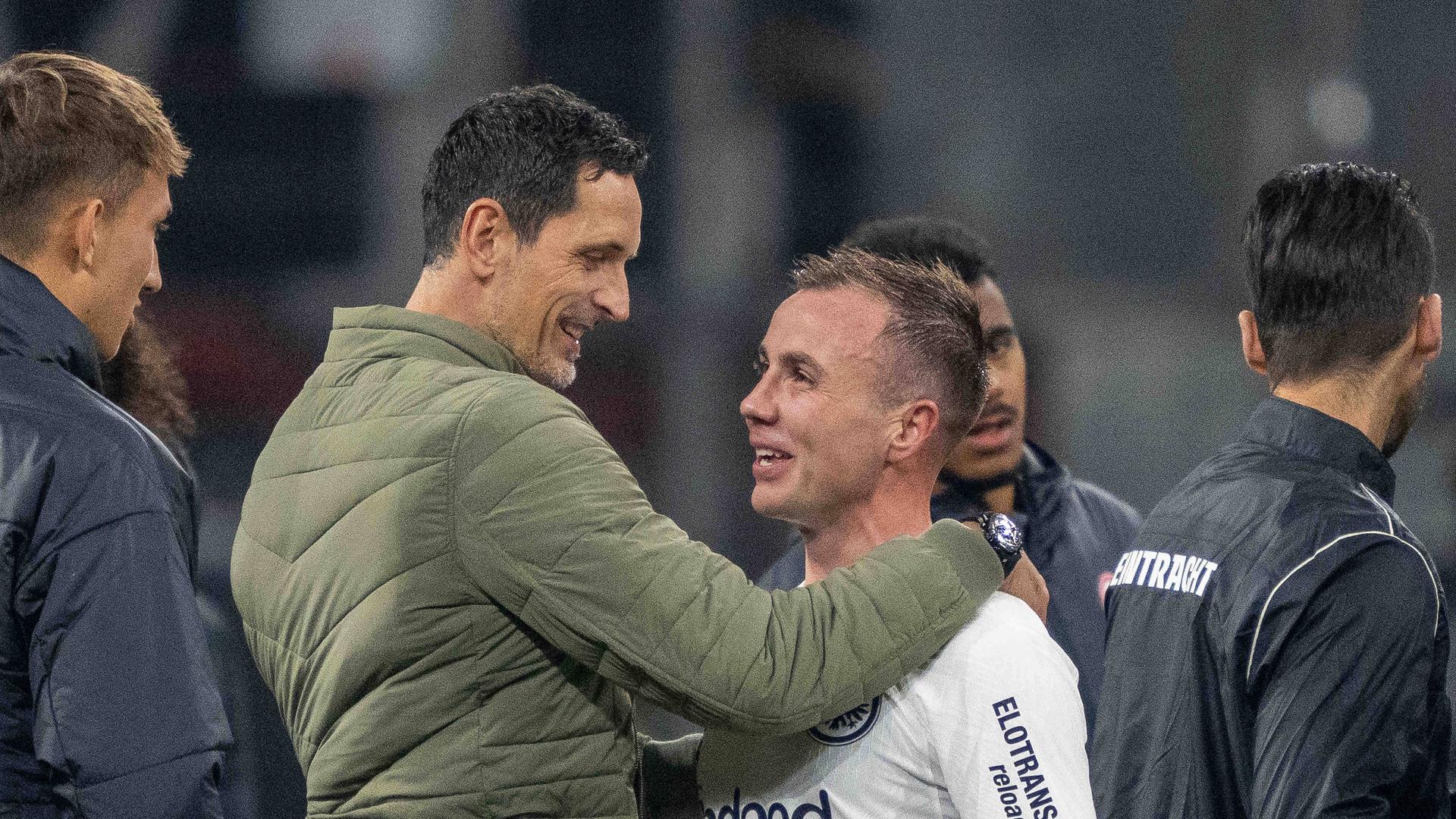 Mario Götze und Dino Toppmöller (Eintracht Frankfurt) feiern den Sieg ihrer Mannschaft im Europa League Spiel Eintracht Frankfurt vs. SK Slavia Praha.