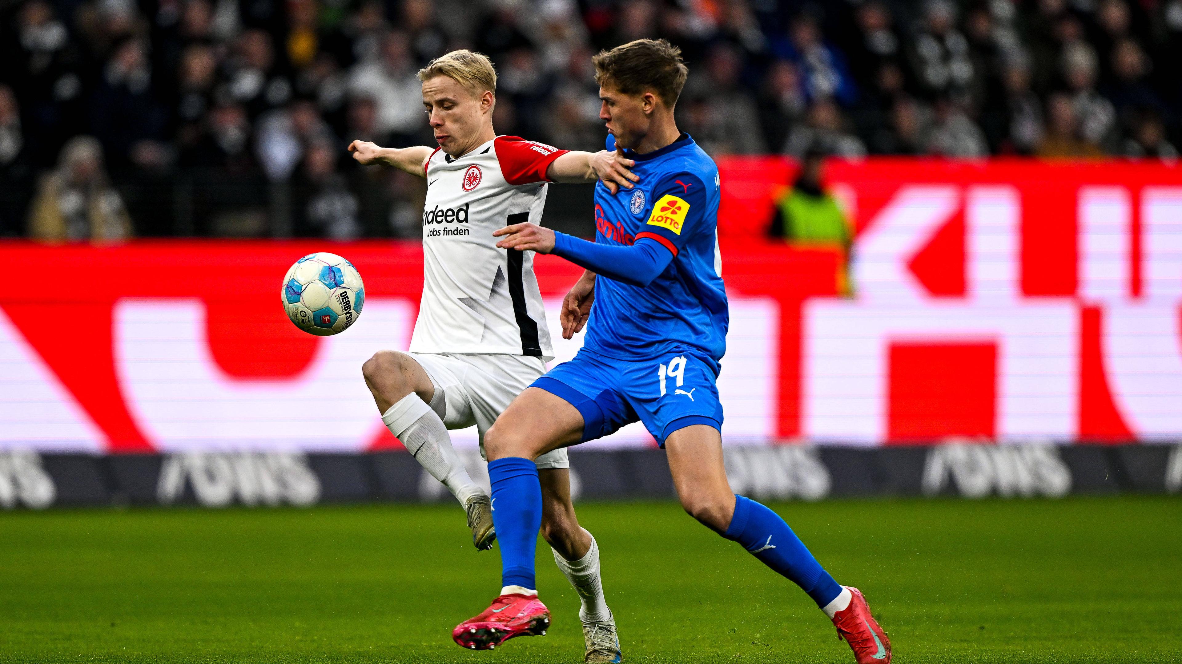 Oscar Hojlund (Eintracht Frankfurt) im Zweikampf mit Phil Harres (Holstein Kiel).